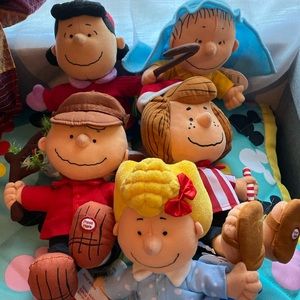 Hallmark Peanuts Christmas plushie set